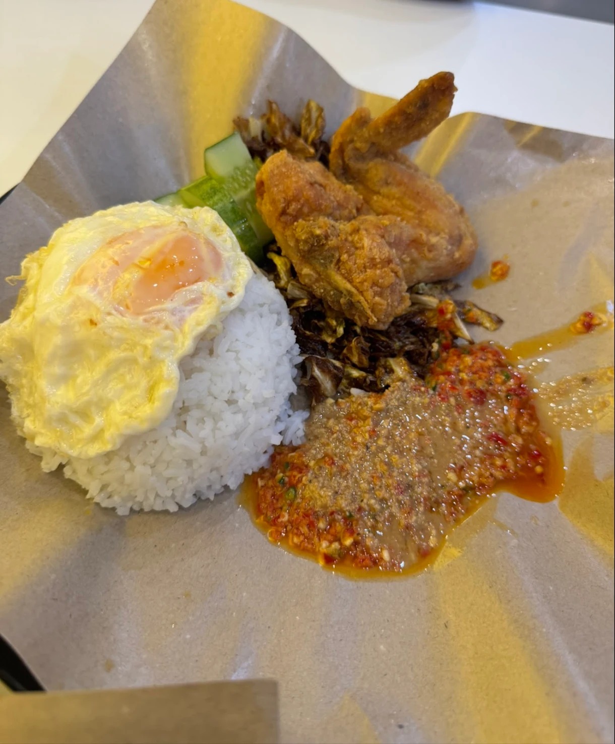 Foto ulasan pelanggan menunjukkan hidangan ayam panas segar dan nasi